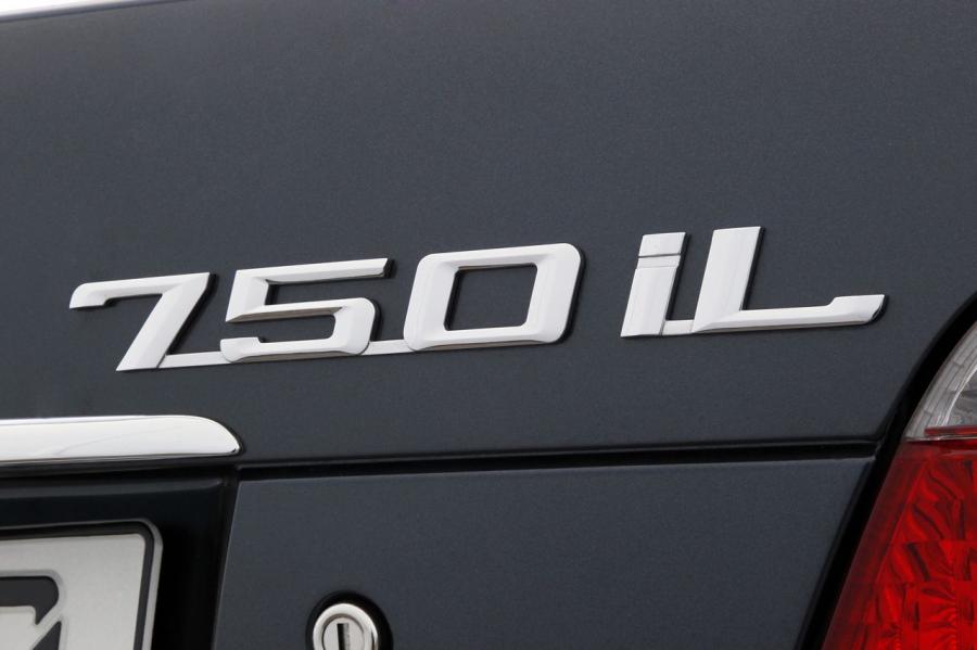  BMW 750i 1994 года  (фото 11 из 14)